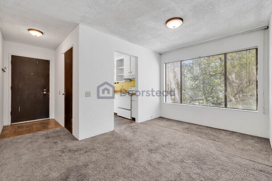 Building Photo - 724 Woodside Ln E