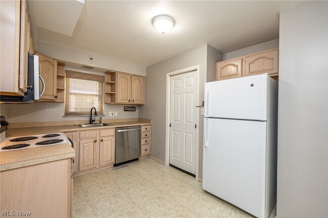 Building Photo - 8221 Pelham Dr