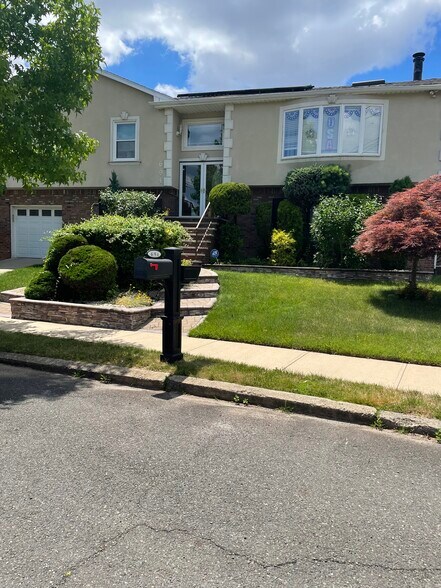 Primary Photo - 694 Maguire Ave