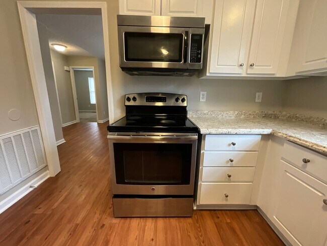 Building Photo - Now Available! Cute 4 Bed, 2 Bath Bungalow in Glenwood! Great Central GSO location