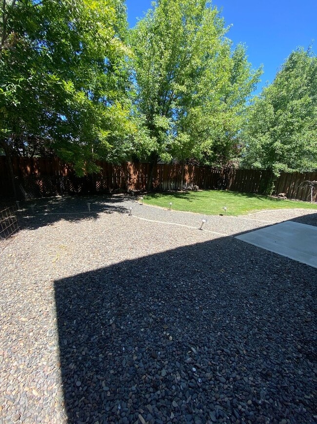 Building Photo - NE House Pet Friendly, 4 Bdrm, 2.5 Bath, Bonus Room, Office, Gas Heat/fireplace, A/C