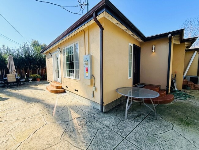 Building Photo - Great 1 Bedroom Home With In Unit Laundry and Private Patio in Menlo Park