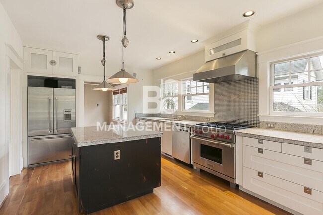 Building Photo - Stunning Historic Bungalow Just Minutes From City Center!