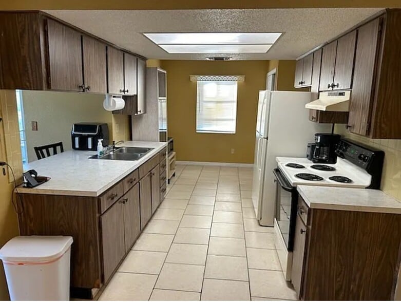 Building Photo - 6233 Ansley St