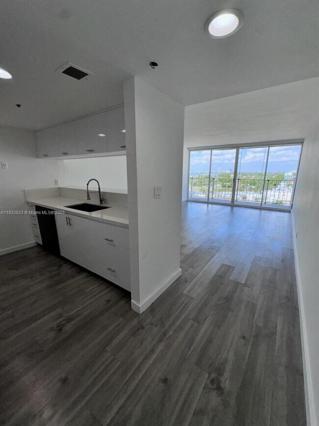 Building Photo - 7601 E Treasure Dr