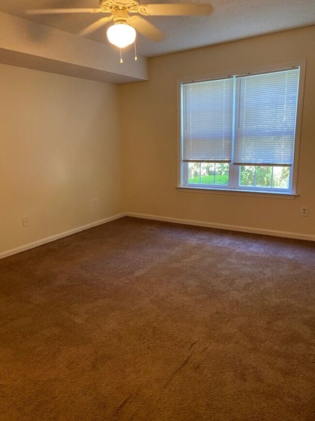 Building Photo - Condo in Holton Place