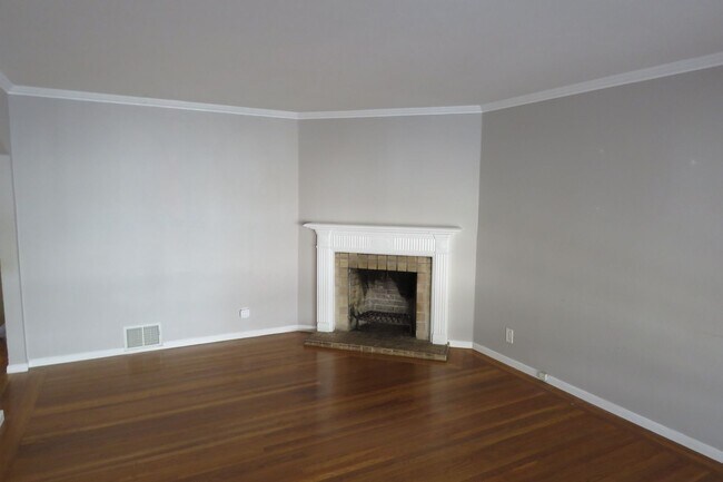 Building Photo - 2 Bedroom with VIEWS in Sunnyside Neighborhood