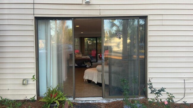 Building Photo - 303 3rd St