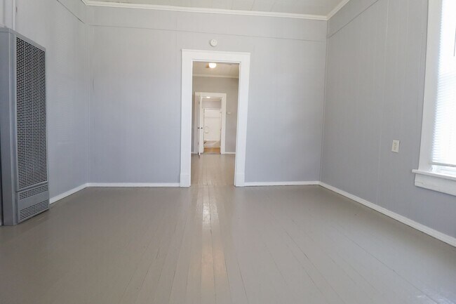 Building Photo - E 4th Street Duplex