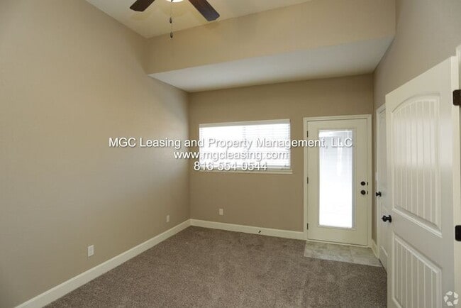 Building Photo - Eagle Creek Townhome with primary bedroom and bath on 1st level! June Specials Available