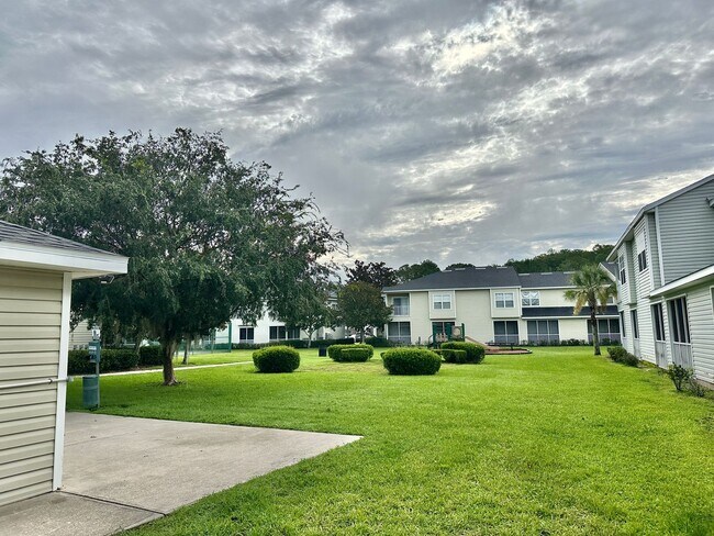 Building Photo - Stylish 2 bed, 2.5 Bath Condo in Magnolia Place | Private Garage | $1,550.00