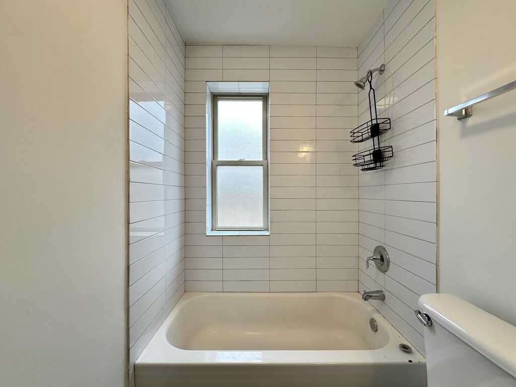 Building Photo - 925 W Carmen Ave