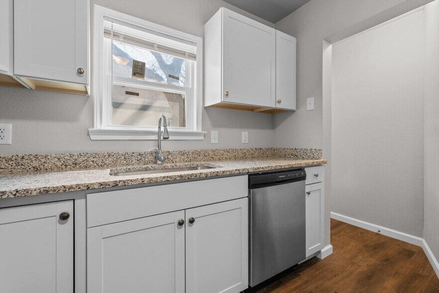 Building Photo - 1004 E Powell Ave