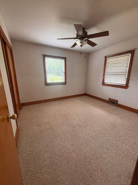 Building Photo - 586 Graceland Dr