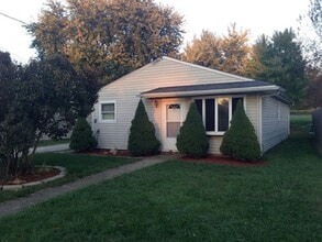 Building Photo - 3 Bedroom Plain Local Ranch