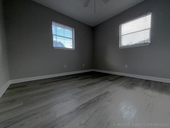 Building Photo - 1633 SE Arapaho Ave