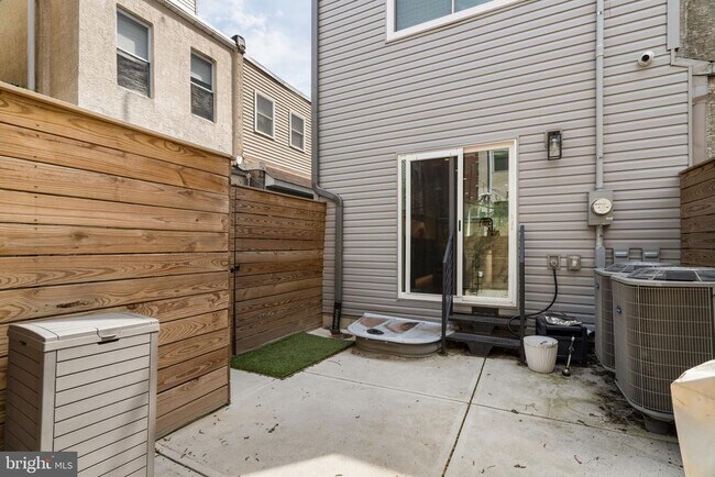 Building Photo - 2409 Oakford St