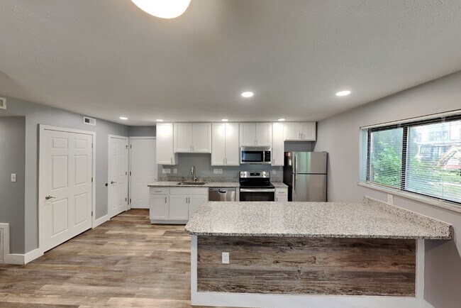 Building Photo - 107 E 16th Ave