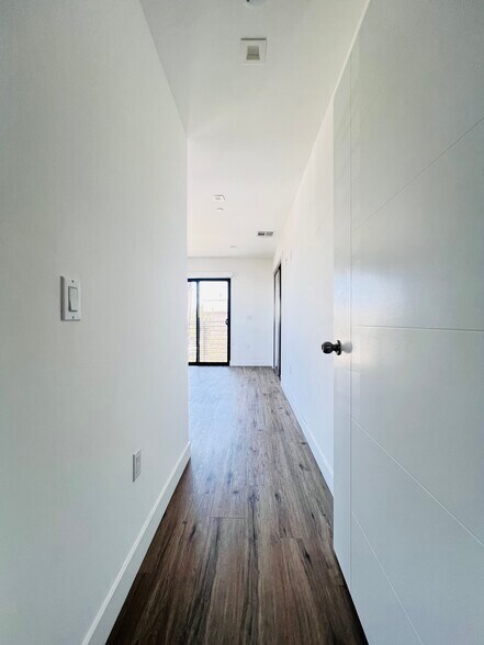 Building Photo - 4576 Oakwood Ave