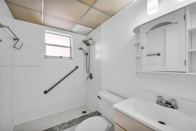 Building Photo - 325 NW 72nd Ave
