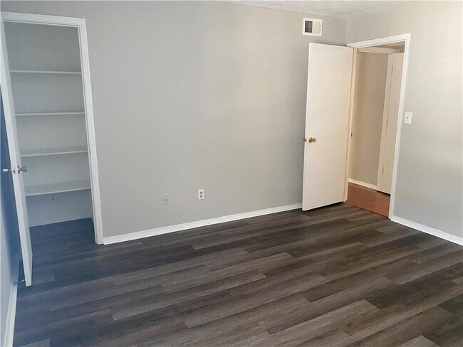 Building Photo - 1607 Augusta Dr