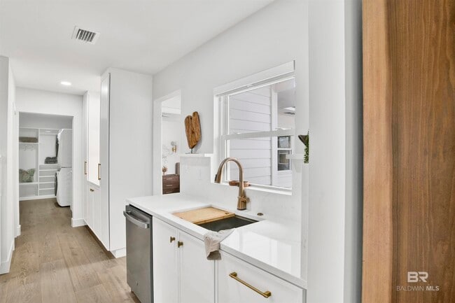 Building Photo - 380 S Church St