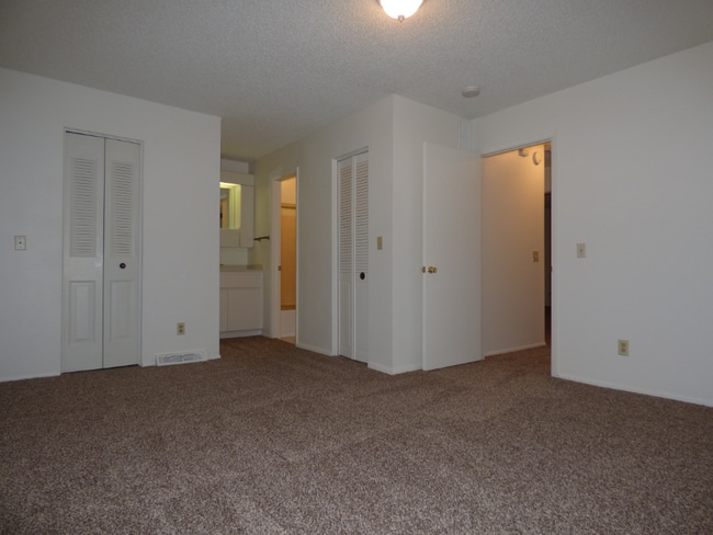Building Photo - Spacious 2BR/2.5BA in Lakewood!