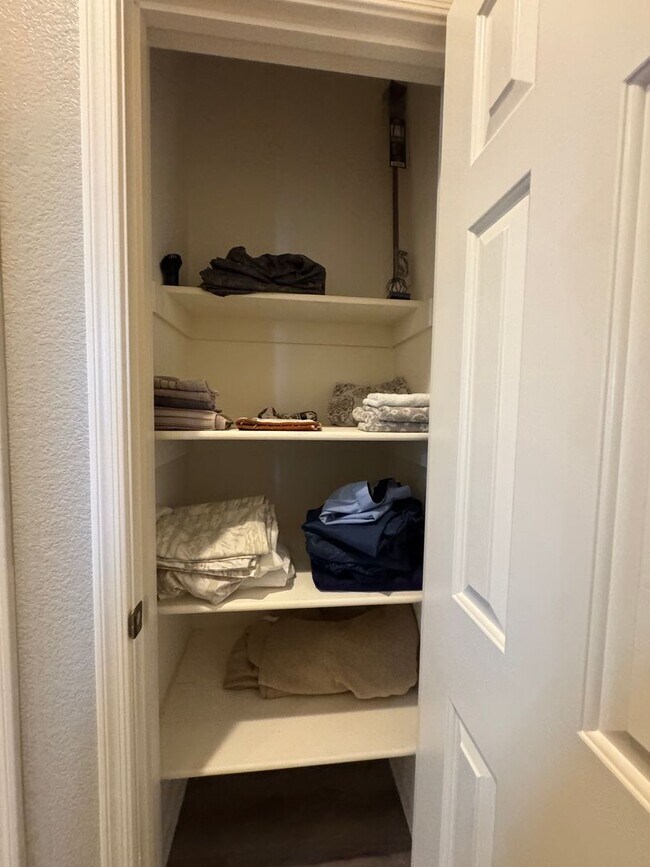 Building Photo - 3 BR Furnished w/Utilities-Vacation Rental- Laughlin Ranch