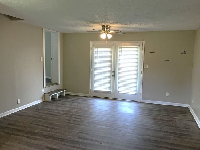 Building Photo - Great 3 Bedroom 2 Full Bath Home in Murfre...