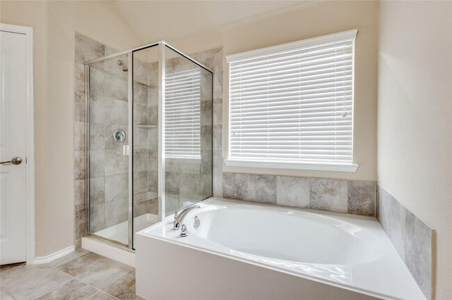 Building Photo - 1028 Lake Woodland Dr