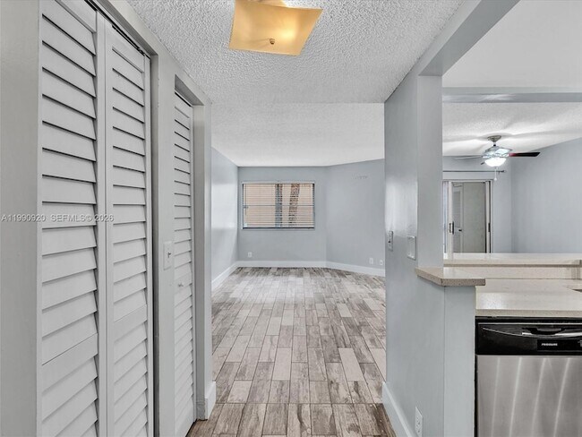 Building Photo - 9777 Westview Dr