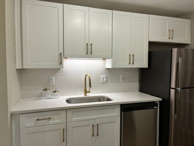 New Modern Kitchen - 1405 Vicksburg Plz