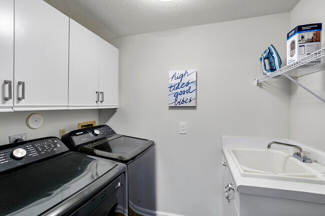 Building Photo - 16100 W Bay Dr