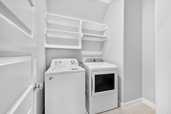 Building Photo - Spacious 5-Bedroom, 4-Bath Home with Washer, Dryer & Refrigerator