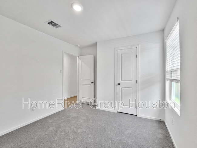 Building Photo - 207 Brandi Dr