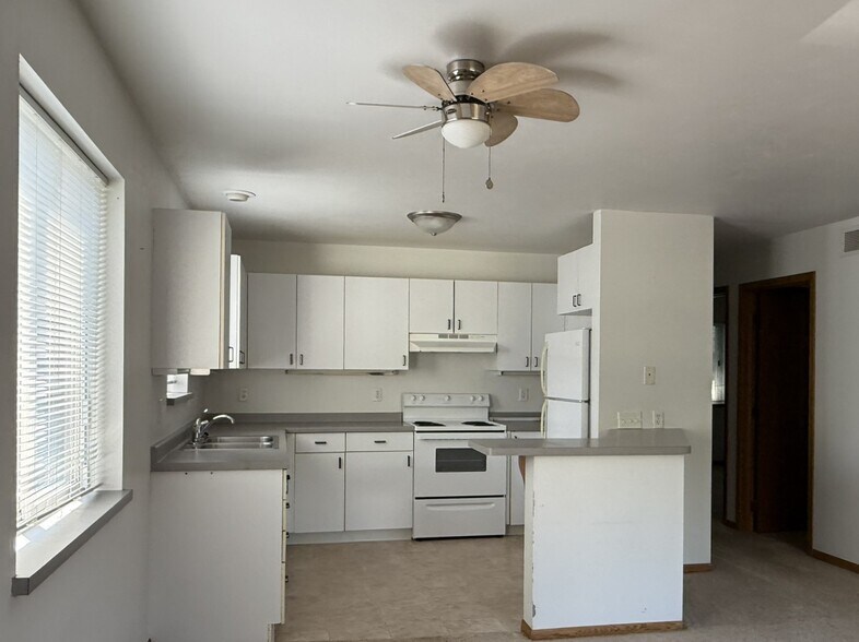 Primary Photo - 1110 N 16th Ave