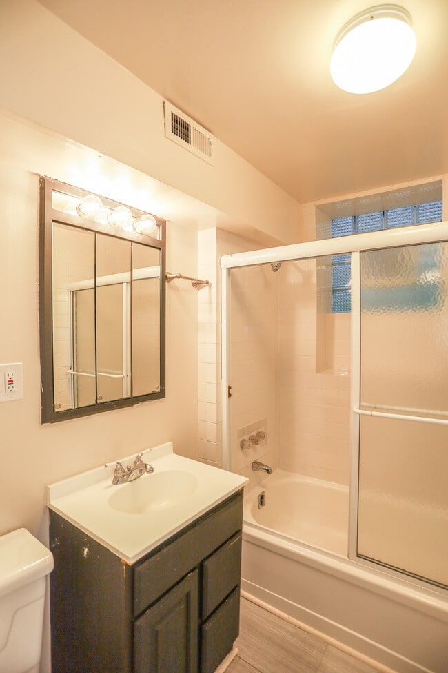 Building Photo - 2315 W School St