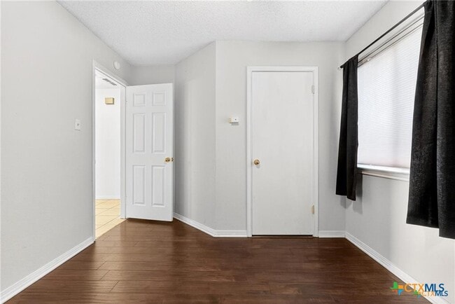 Building Photo - 2505 Armadillo Dr