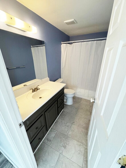 Top Level: bathroom - 12319 Bonfire Dr