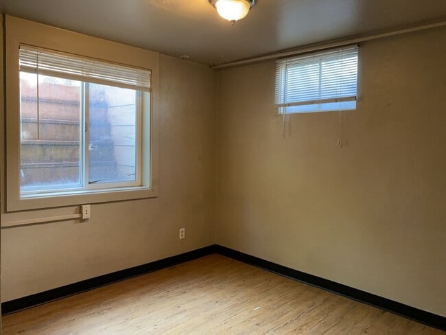 Building Photo - STUDENTS WELCOME! 5 Bed 2 Bath Ranch House w/ Basement