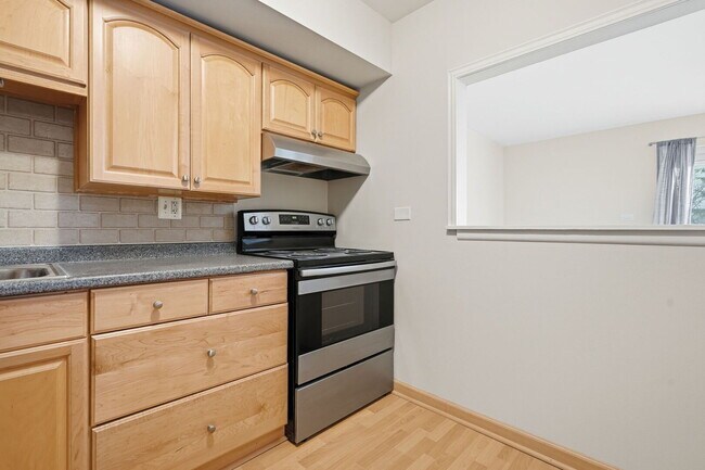 Building Photo - 751 S Dwyer Ave