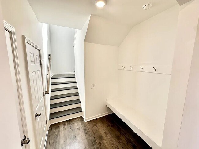 Building Photo - A stylish and modern single-family home wi...