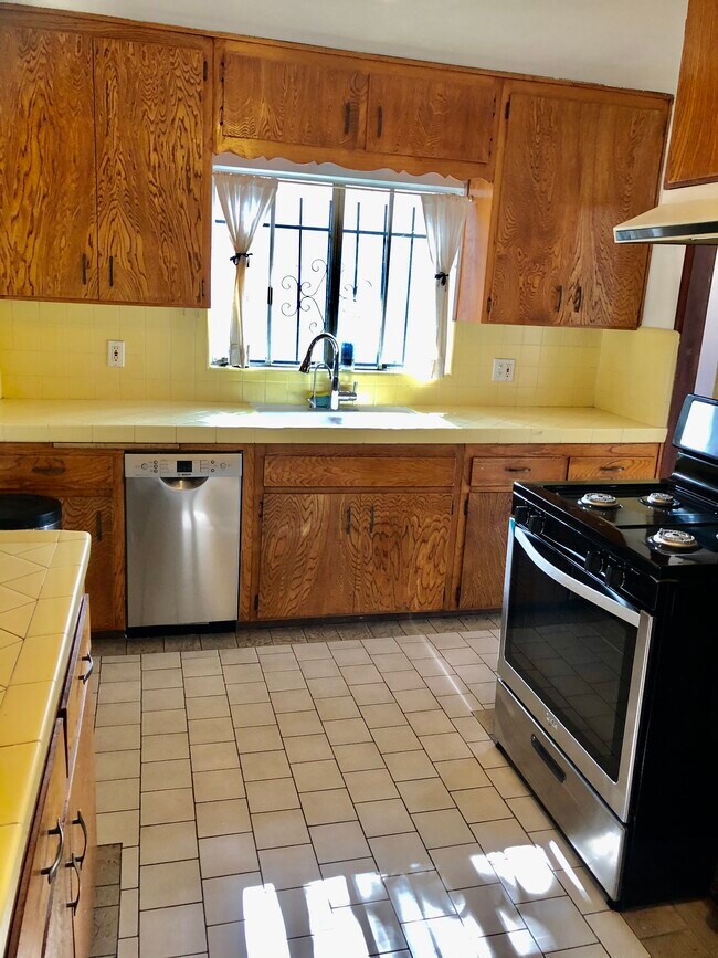 Building Photo - 654 Tularosa Dr