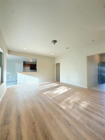 Building Photo - 715 Hallvale Dr