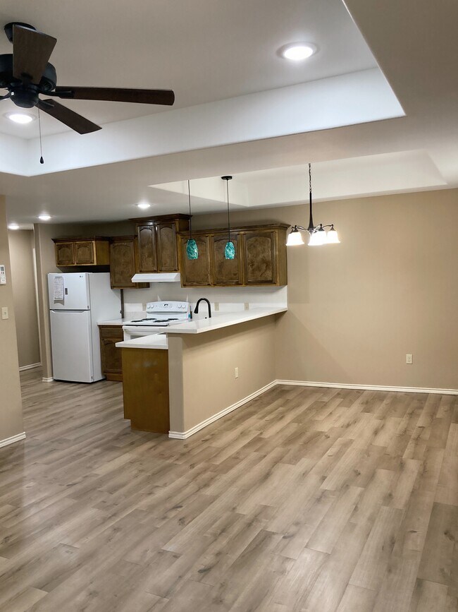 Building Photo - 2113 W Barcelona Ave