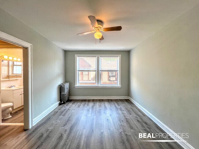 Building Photo - 711 W Belmont Ave