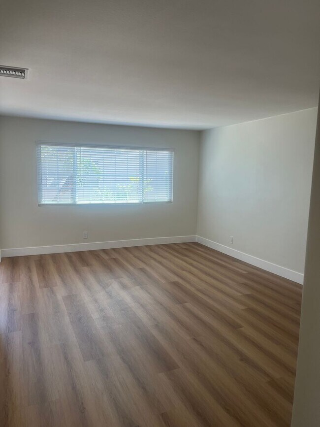 Building Photo - 1147