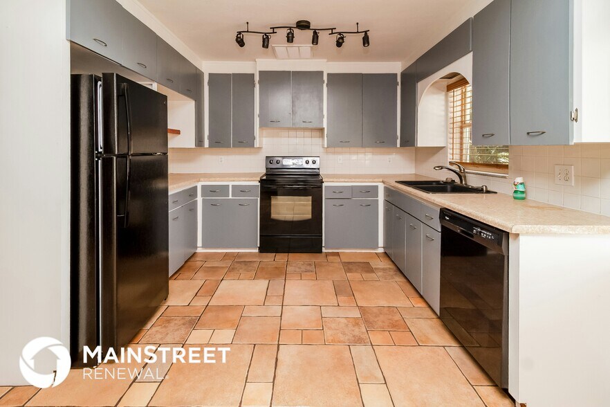 Building Photo - 1197 W Lakeview Cir