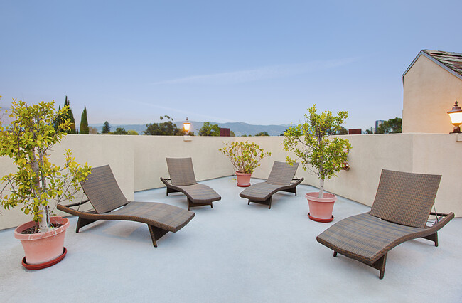 Roofdeck with 360 view of San fernando Valley - 4443 Moorpark Way