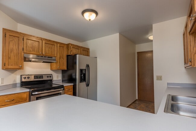 Building Photo - 3 Bedroom Townhome